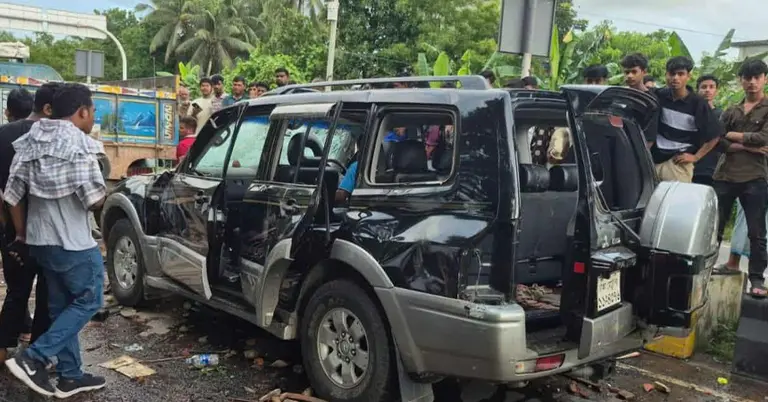 রাউজানে সংঘর্ষের সময় ভাঙচুর